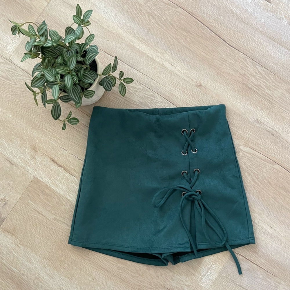 NWOT Blue Blush Tie Front Emerald Green Skort